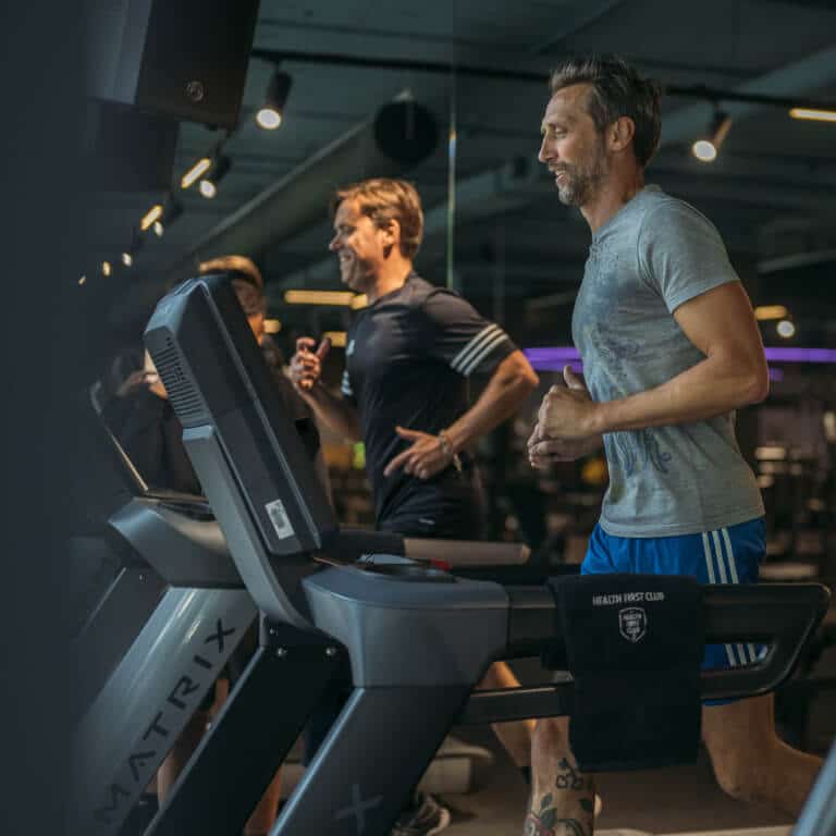 premium-boutique-fitness-eindhoven Man running treadmill